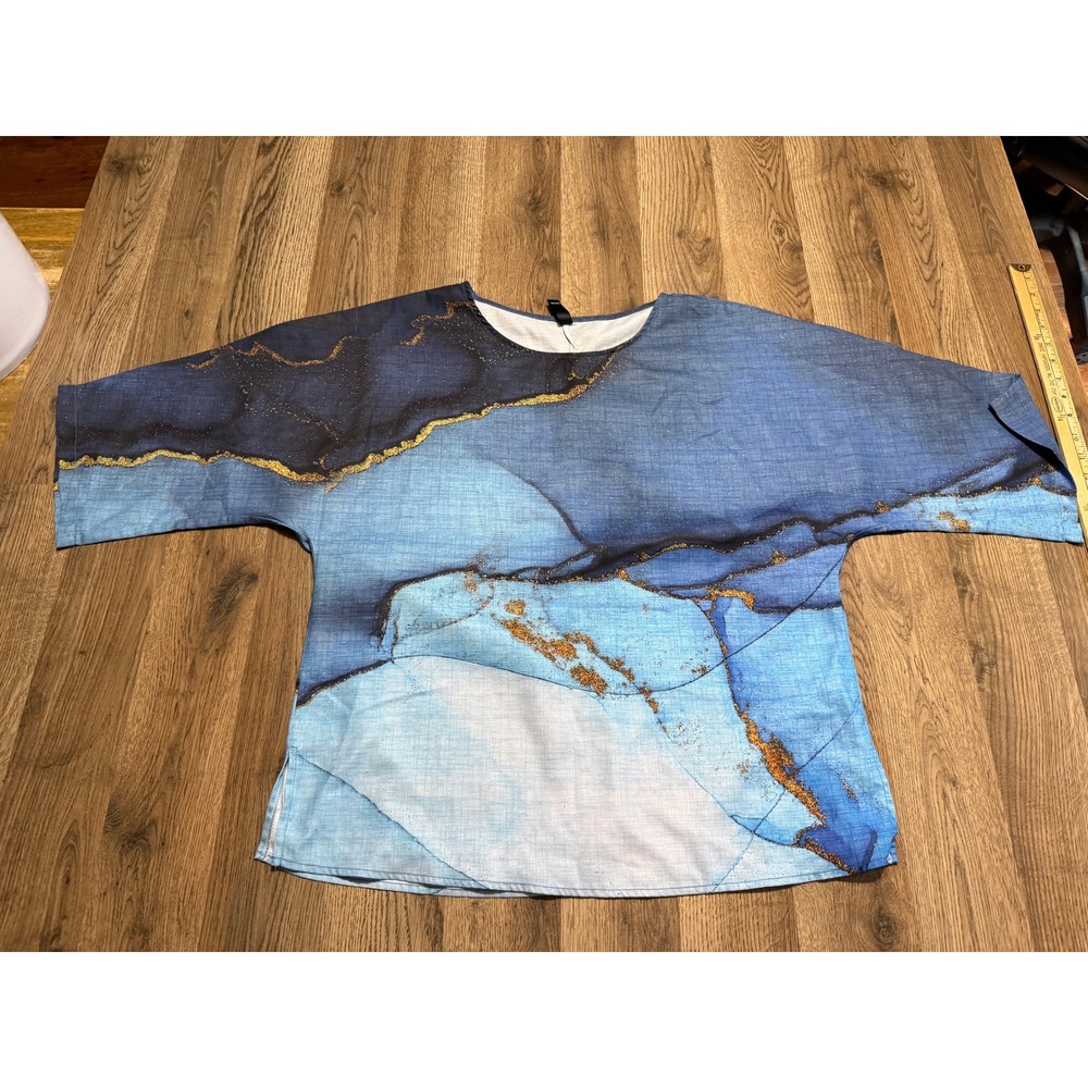 JustFashionNow Shirt Women Size M Blue Tunic Marble Print Abstract Dolman Sleeve